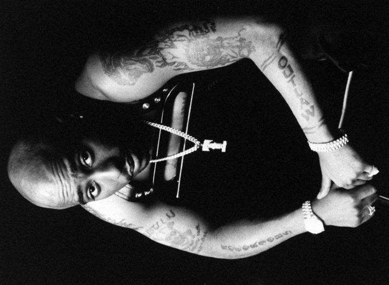 Nå kommer spillefilmen om rapperens Tupac Shakurs liv, fra han var barn til han ble skutt og drept i 1996. Filmen er oppkalt etter hans egen plate «All Eyez On Me». FOTO: DEATH ROW/ NTB SCANPIX