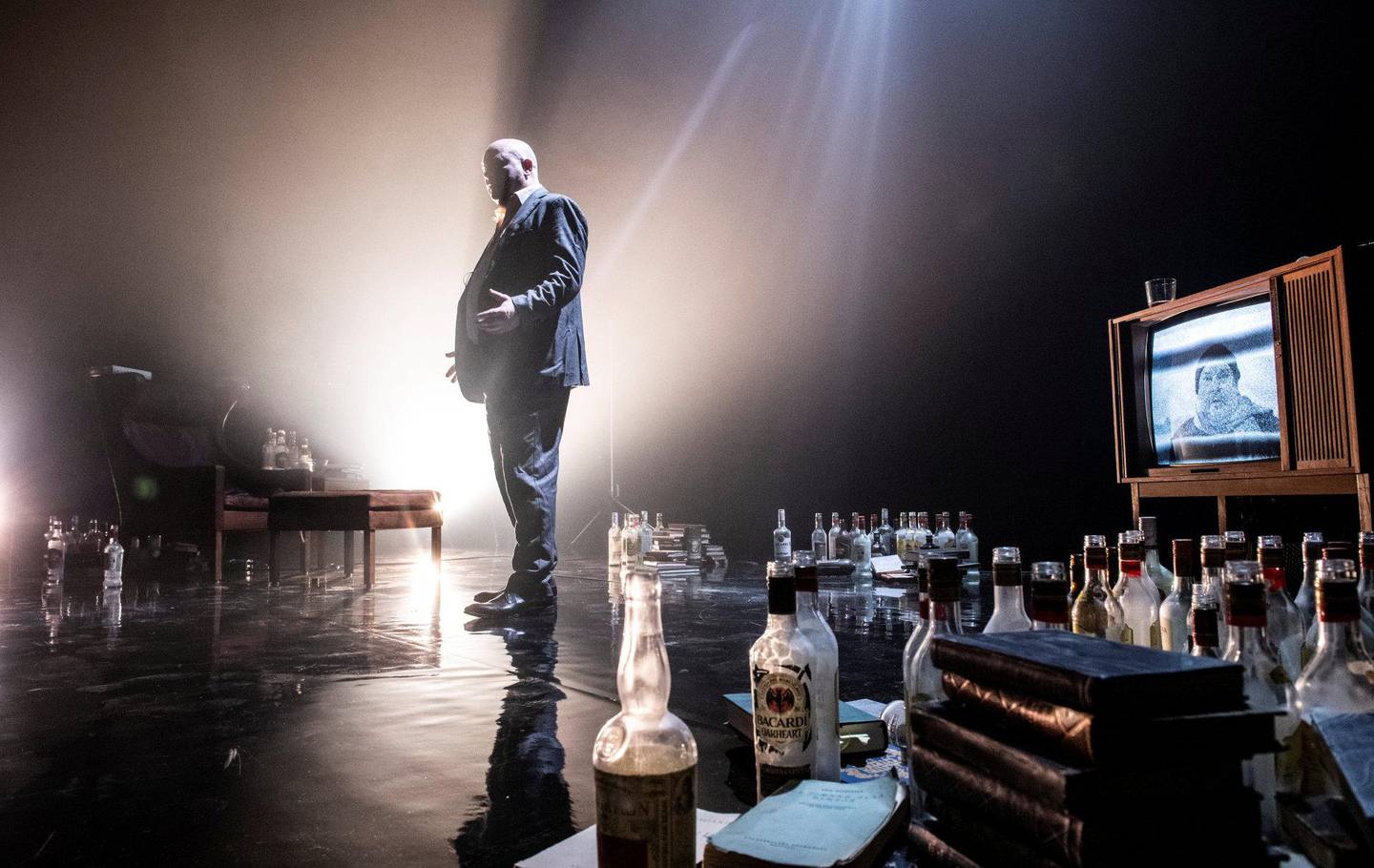 Jan Sælid spiller både håkjerring og menneske i Riksteatrets dramatisering av Morten Strøksnes’ sakprosasuksess «Havboka». FOTO: ERIK BERG