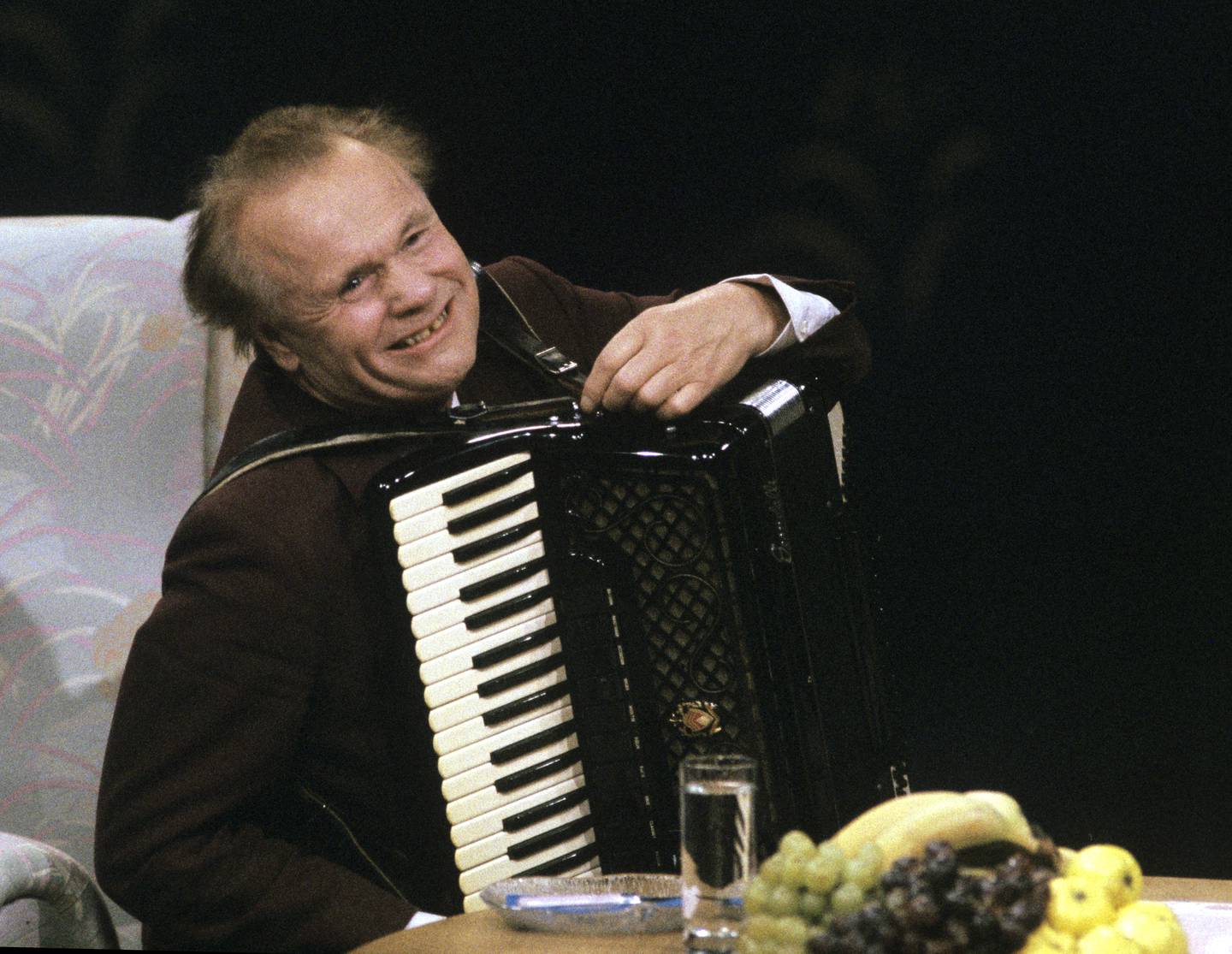 Erling Stordahl ble først kjent som musiker, som 15-åring ble han norgesmester på trekkspill. Her deltar han i programserien «Dette er ditt liv» på NRK TV, oktober 1986.