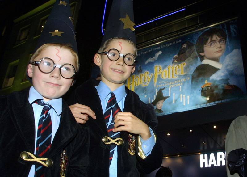 Harry Potter-feberen herjer. Innen filmversjonen av «De vises stein» kom i 2000, var fansen fullt innforstått med hvordan ekte Potterheads kler seg til premiere, med briller, lyn og hatt.