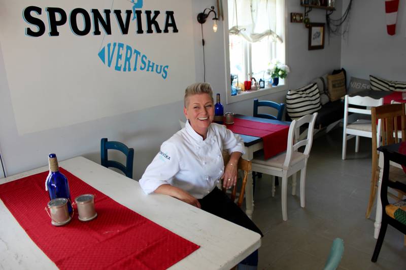 Vibeke Havenstrøm jobber på Sponvika Vertshus i sommer. Hun synes det er hyggelig å se alle gjestene som koser seg på uteplassen.