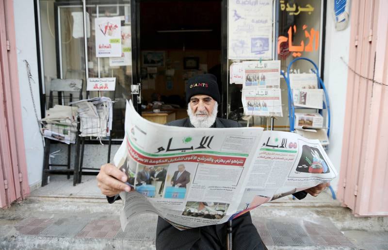 En palestiner leser avisene i går etter valget. FOTO: NTB SCANPIX