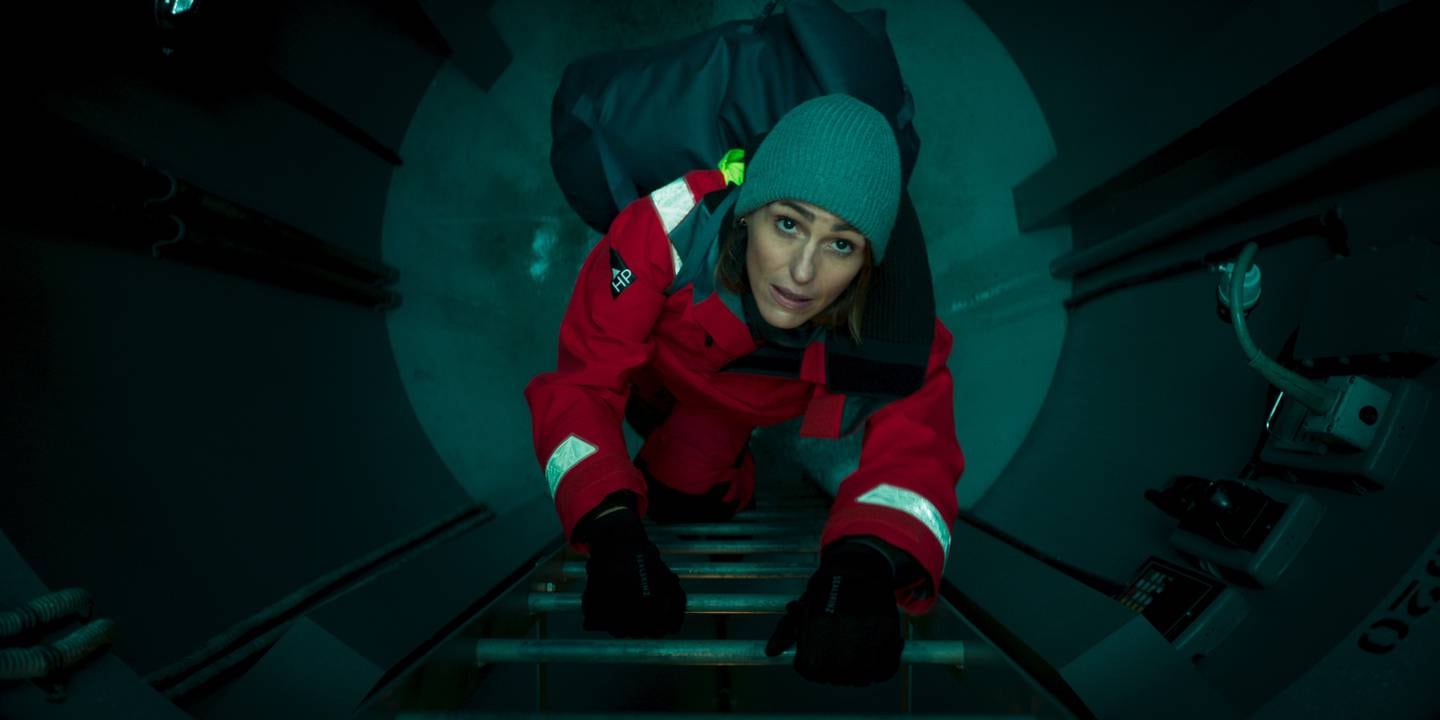 Etterforsker Amy Silva (Suranne Jones) må ned i ubåt og bli med på tokt for å etterforske et dødsfall om bord. Kombinasjonen krim og ubåt gjør «Vigil» til en sjelden spennende krimopplevelse