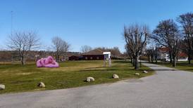 Flertall for rosa skulptur på Jeløy