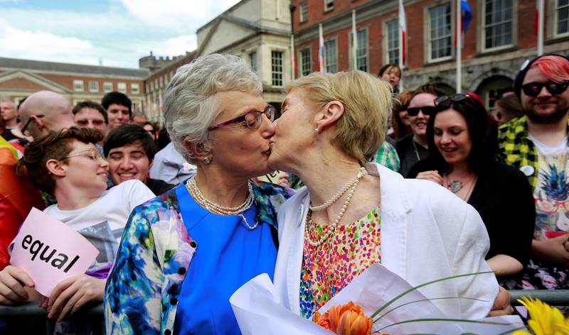 Tilhengere av homoekteskap feirer lørdag seieren etter folkeavstemningen ved Dublin Castle i den irske hovedstaden. FOTO: CATHAL McNAUGHTON/REUTERS/NTB SCANPIX