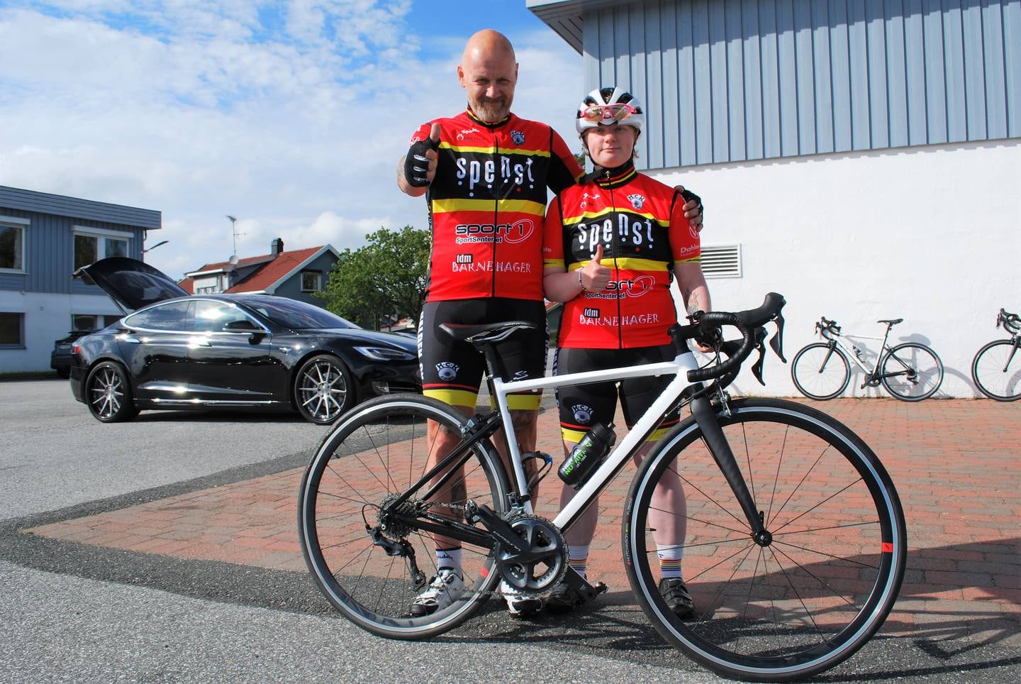 Håkon Pedersen (t.v.) og Lise-Marie Nygård Olsen fra foreningen Idretten Skaper Sjanser før en sykkeltrening i Sarpsborg.
