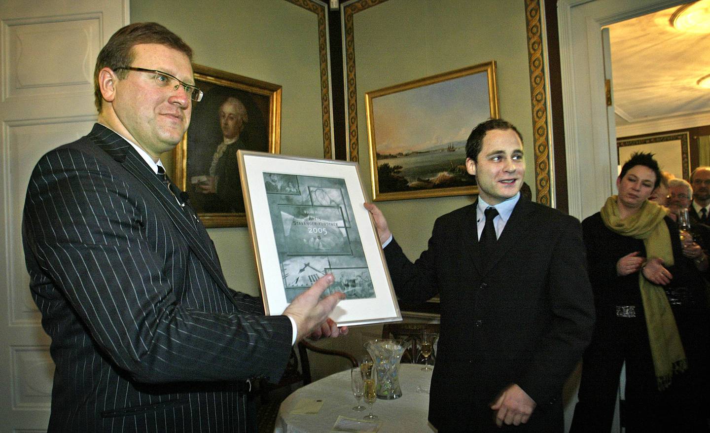 Vegar Hoel ble kåret til årets stavangerkunstner i 2005. Her får han heder av ordfører Leif Johan Sevland under nyttårsmottakelsen på Ledaal.
