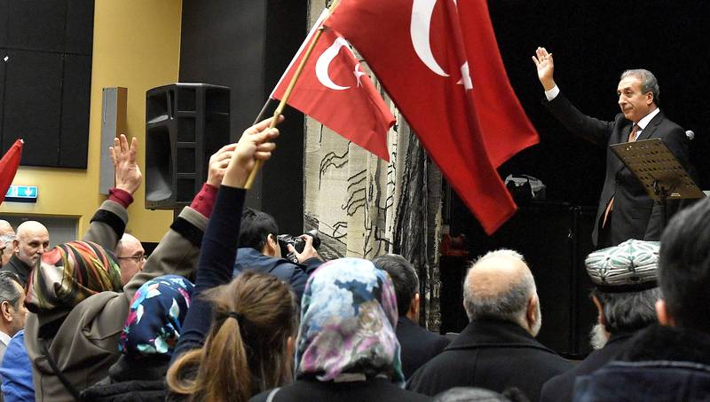 Demonstranter som ropte slagord hadde stilt seg opp utenfor det politiske møtet der den tyrkiske politikeren Mehmet Mehdi Eker talte søndag. Lignende møter i andre europeiske land har skapt tumulter og debatt.