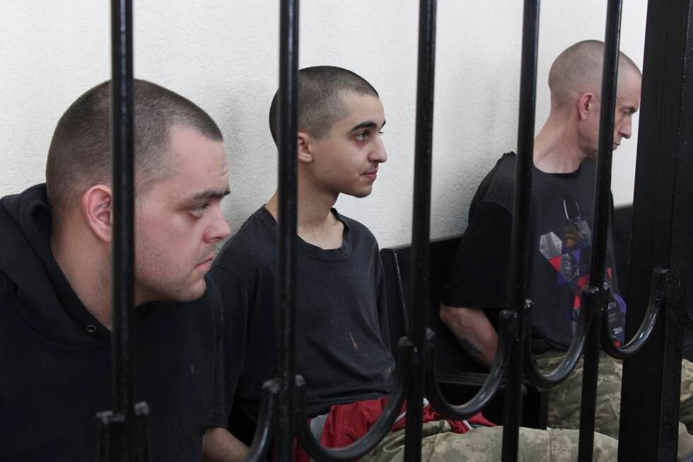 To briter Aiden Aslin (t.v.) and Shaun Pinner (t.h.), og marokkanske Saaudun Brahim, (midten) er dømt til døden i av en domstol i separatiststaten Donetsk. Foto: AP / NTB