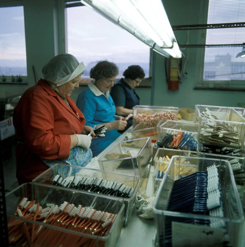 Oslo 1975. Kvinner i arbeid på Jordans Børstefabrikk.