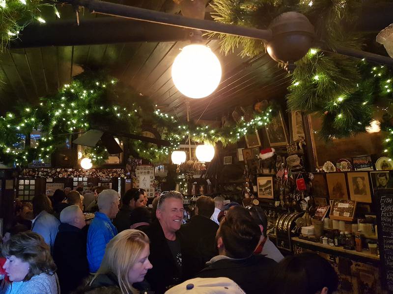 ÆRVERDIG: McSorley's Old Ale House er stadig et populært treffsted, 154 år etter at baren ble åpnet. FOTO: EIRIK HOFF LYSHOLM