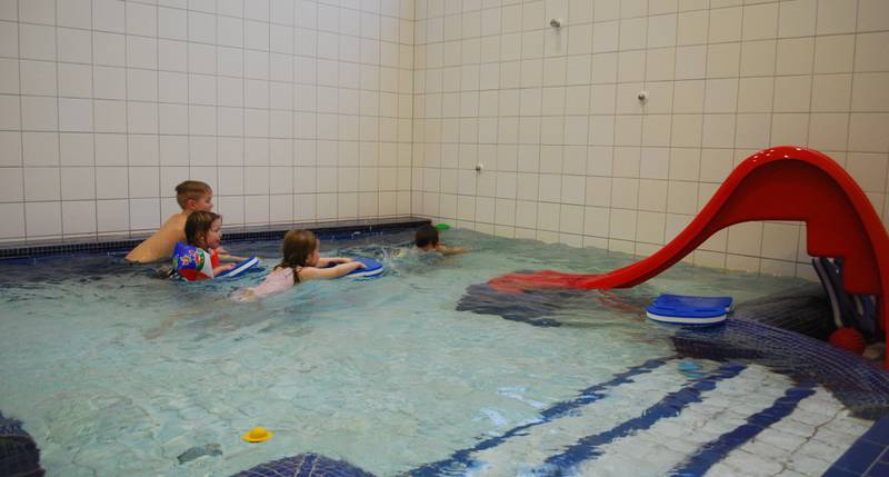 GLEDE OG MESTRING: William, Maja, Nathaniel og Nathalie leker seg i bassenget ved Nygårdshaugen barnehage i    Sarpsborg. Som følge av tilskuddsordningen for svømmeopplæring til barn mellom 4 og 6 år kan barnehagen tilby vannaktivitet mye oftere enn tidligere.
