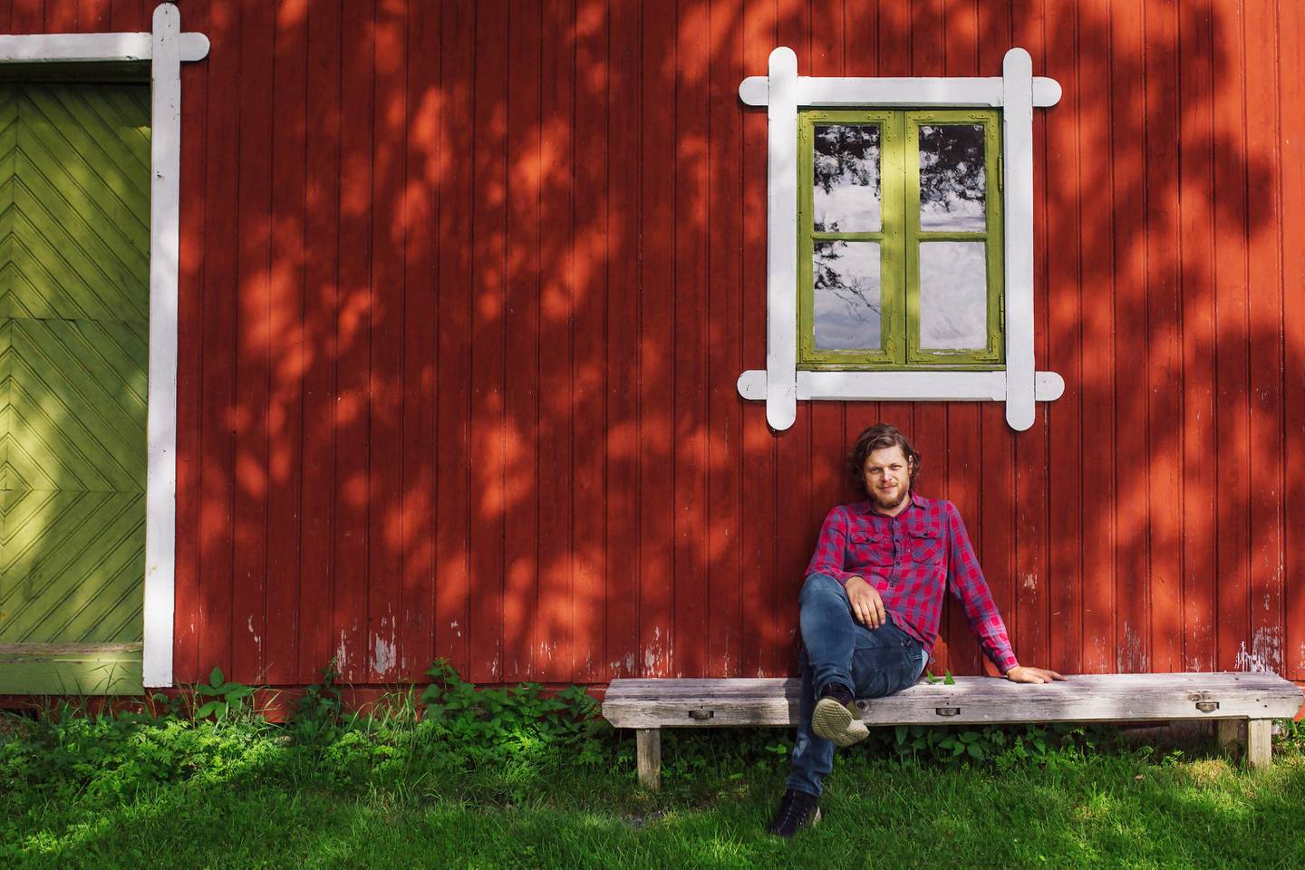 Hans Olav Brenner har sine røtter i Snertingdal i Oppland fylke. Her er han fotografert på prestegården han eier der oppe, i 2019.