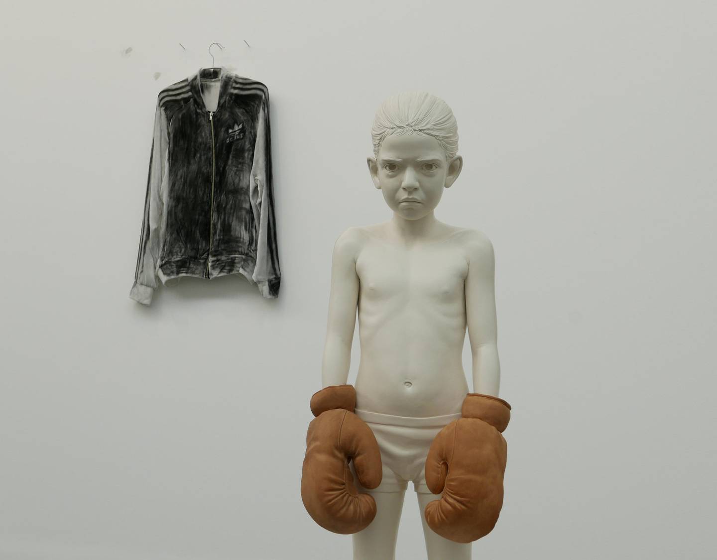 May von Kroghs skulptur «Float like a butterfly, sting like a bee. The hands can’t hit what the eyes can’t see», med Susanne Rotis kulltegning på treningsjakke: «Uten tittel (Adidas)», begge 2016.