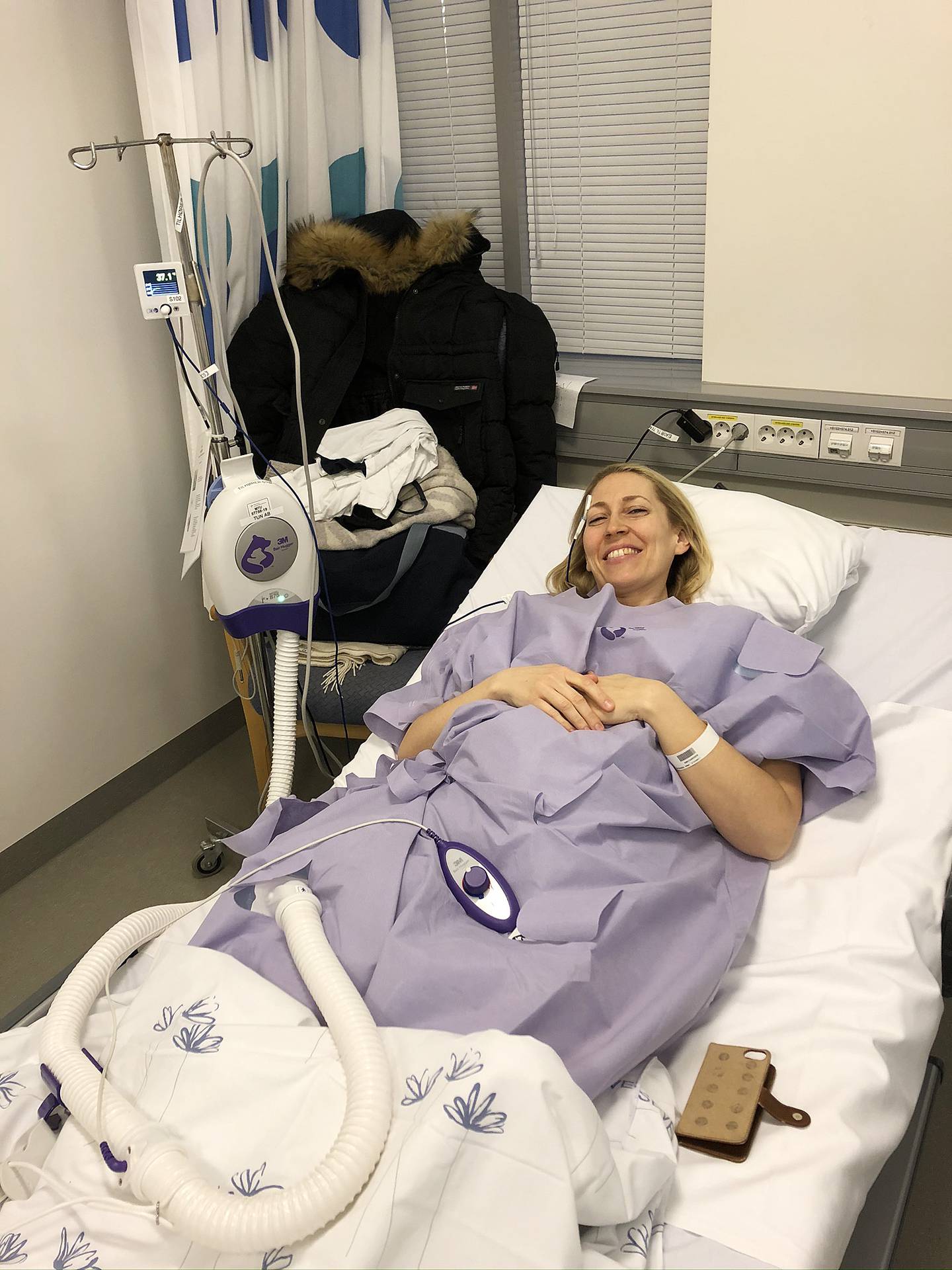 OPERASJONSKLAR: Veronica Lindholm i en varmefrakk før operasjon for tykktarmskreft. Hun har delt flere bilder på Instagram underveis i kreftbehandlingen. Foto: Privat
