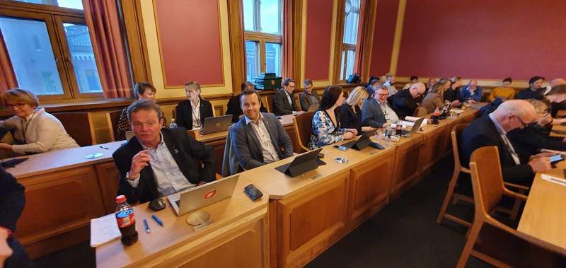Frps gruppeleder Ulf Erik Knudsen (ytterst) ønsket at flere av de «vanlige» politikerne i kommunestyret skulle bli bedre godtgjort for sitt politiske virke.
