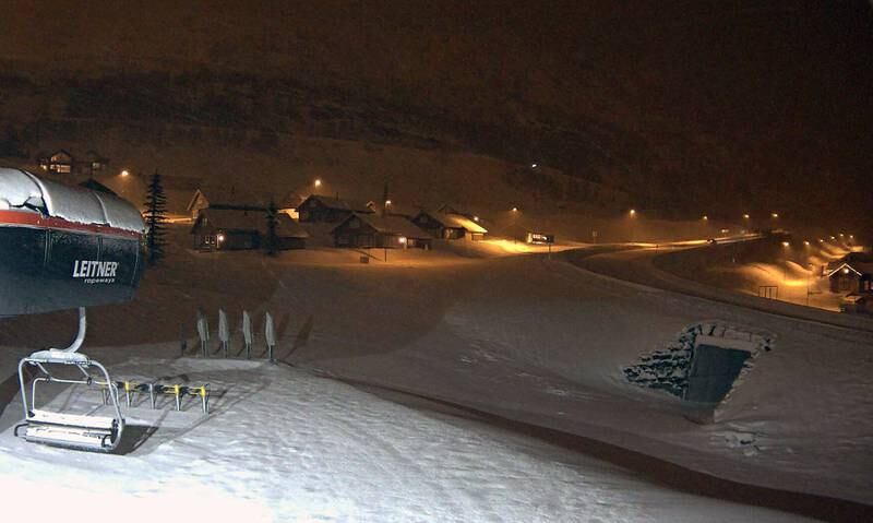 Uværet skapet problemer for trafikken på fjellovergangene i Sør-Norge. Bildet er fra E134 i Håradalen. Foto: Røldal Skisenter 