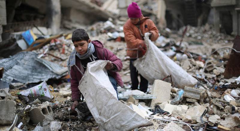 Ungdommer samler ved i ruinene i Damaskus-forstaden Zamalka. 
