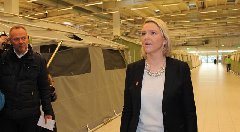 Innvandrings- og integreringsminister Sylvi Listhaug på besøk i mottakssenteret for asylsøkere i Råde for snart to år siden. Nå vil hun bruke senteret som eneste mottak for asylsøkere som kommer til Norge.