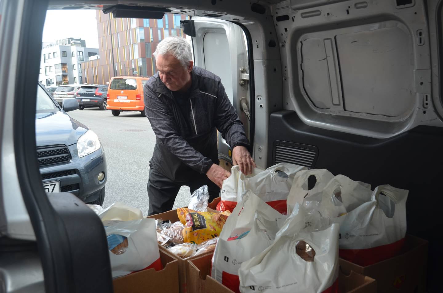 Geir Lauritsen kjører ut mat for Kirkens bymisjon opptil tre ganger i uka.