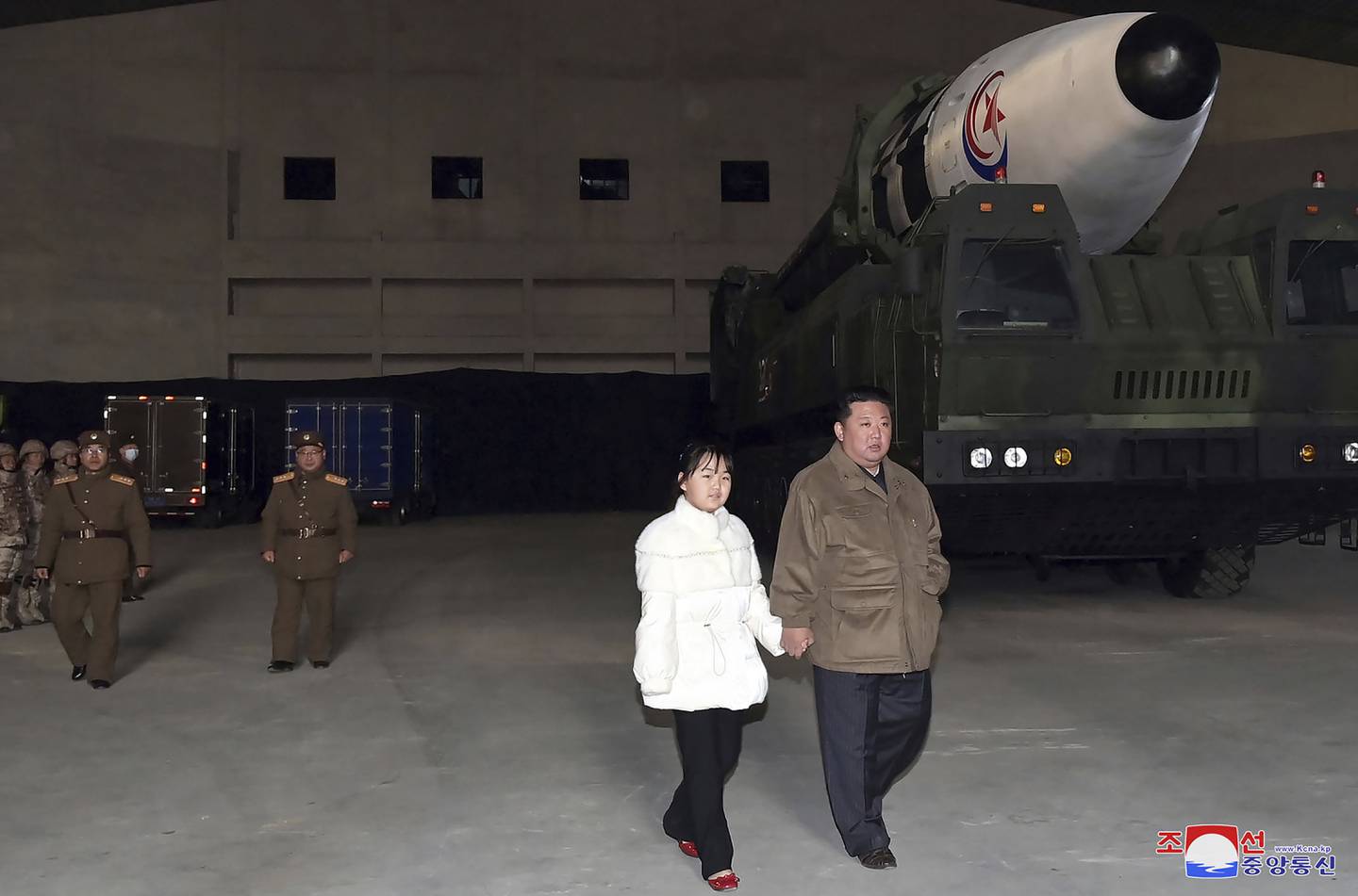 Kim Jong-un hadde med seg datteren på inspeksjon av et missil ved flyplassen i Pyongyang 18. november, ifølge bildet fra Nord-Koreas myndigheter.