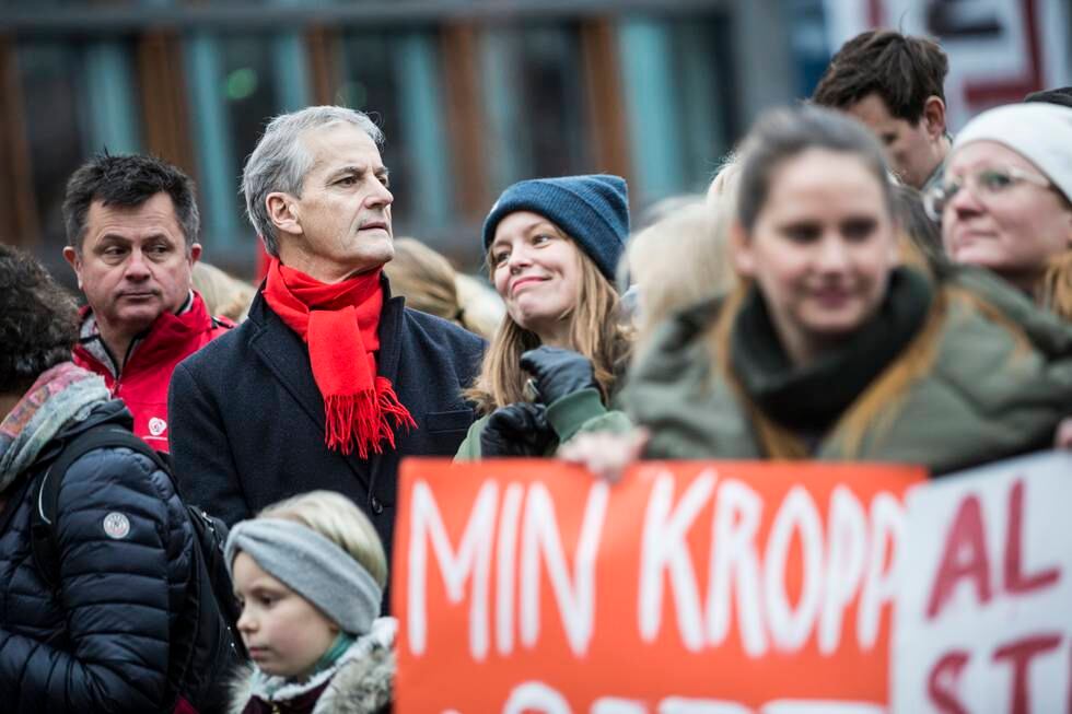 Lørdag ble det demonstrert for å beholde dagens abortlov i 33 norske byer. Jonas Gahr Støre var selv til stede under demonstrasjonen foran Stortinget.