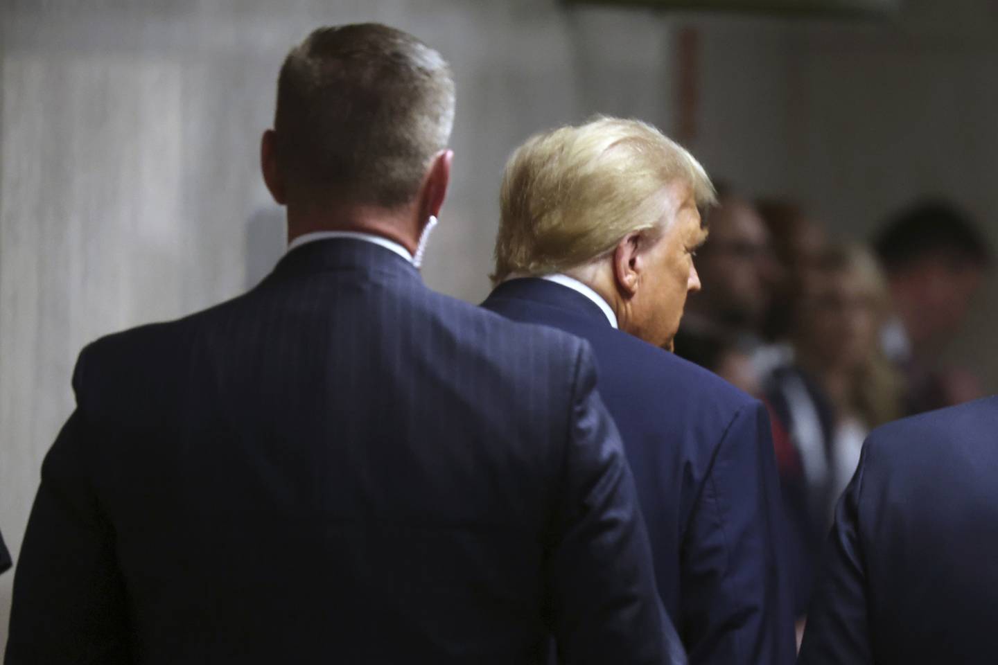 Tidligere president Donald Trump (t.h.) ved rettslokalet i New York i slutten av april.