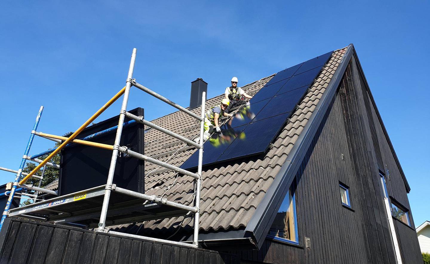 Før helgen fikk Frede Dyrby Christensen i Skjeberg i Østfold, solcelleanlegg på hustaket sitt. De 16 panelene produserer cirka 4.500 kilowattimer i året. FOTO: BJØRN FJELL