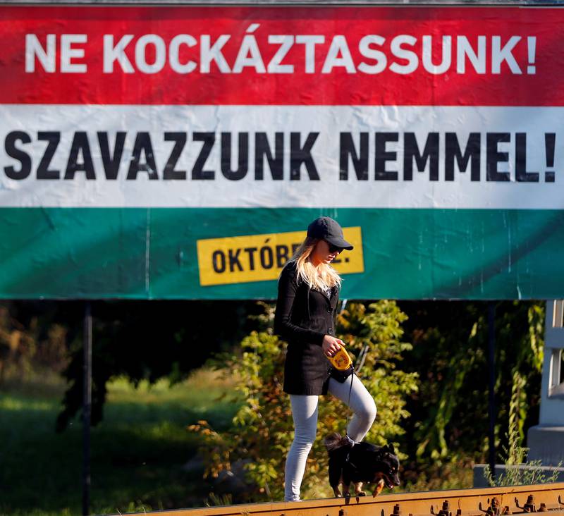 «Ikke ta noen risiko, stem nei» står det på regjeringas valgplakat i Budapest før folkeavstemningen søndag.