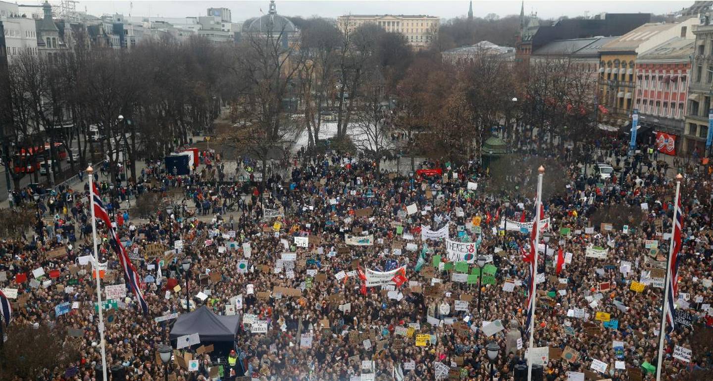 Skoleelever klimastreiker foran Stortinget i mars 2019.