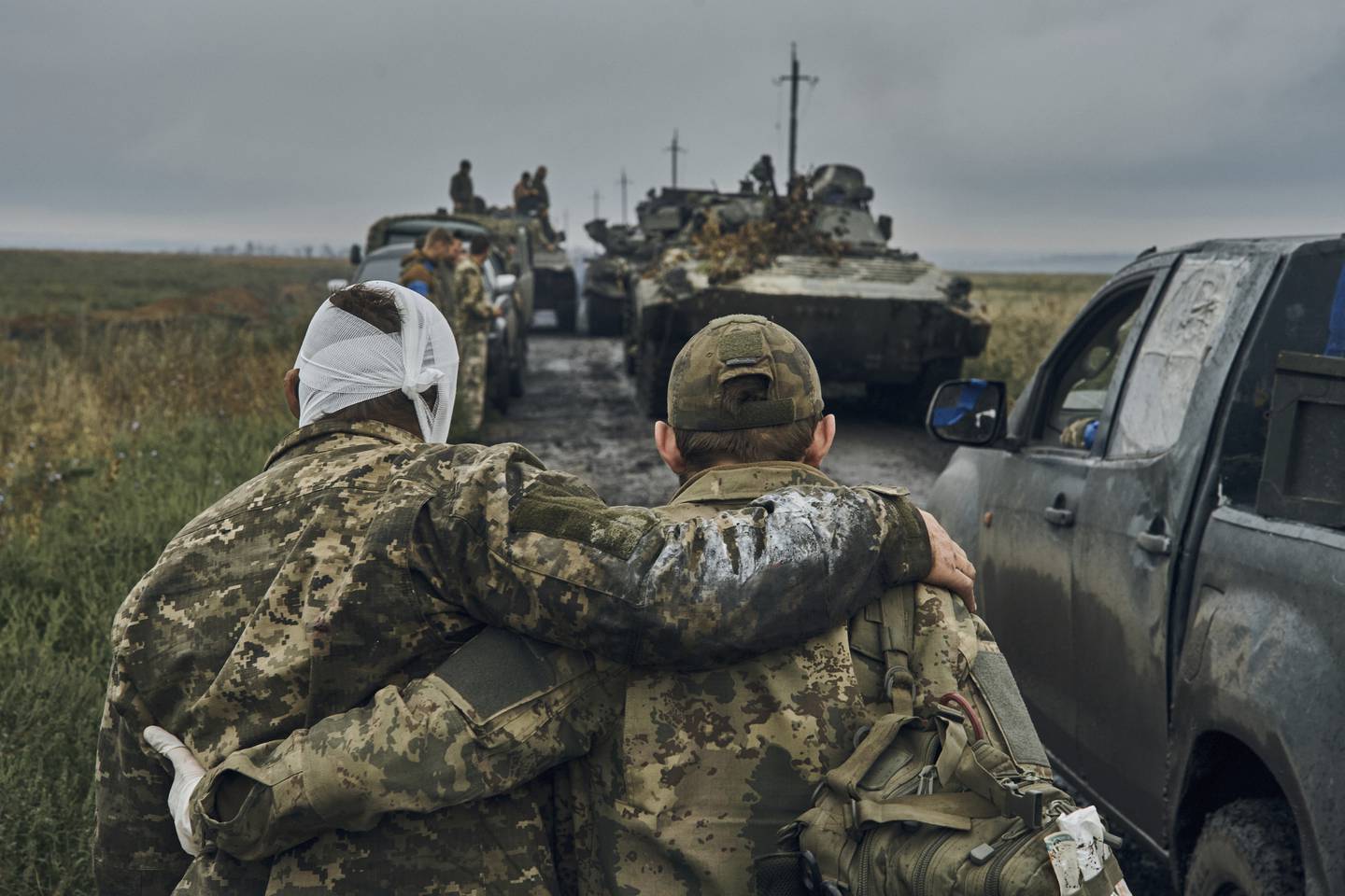 Ukraine gjenerobret Kharkivregionen, men nå er en ny motoffensiv i gang. Her får en skadd ukrainsk soldat hjelp i det gjenerobrede området 12. september 2022.
