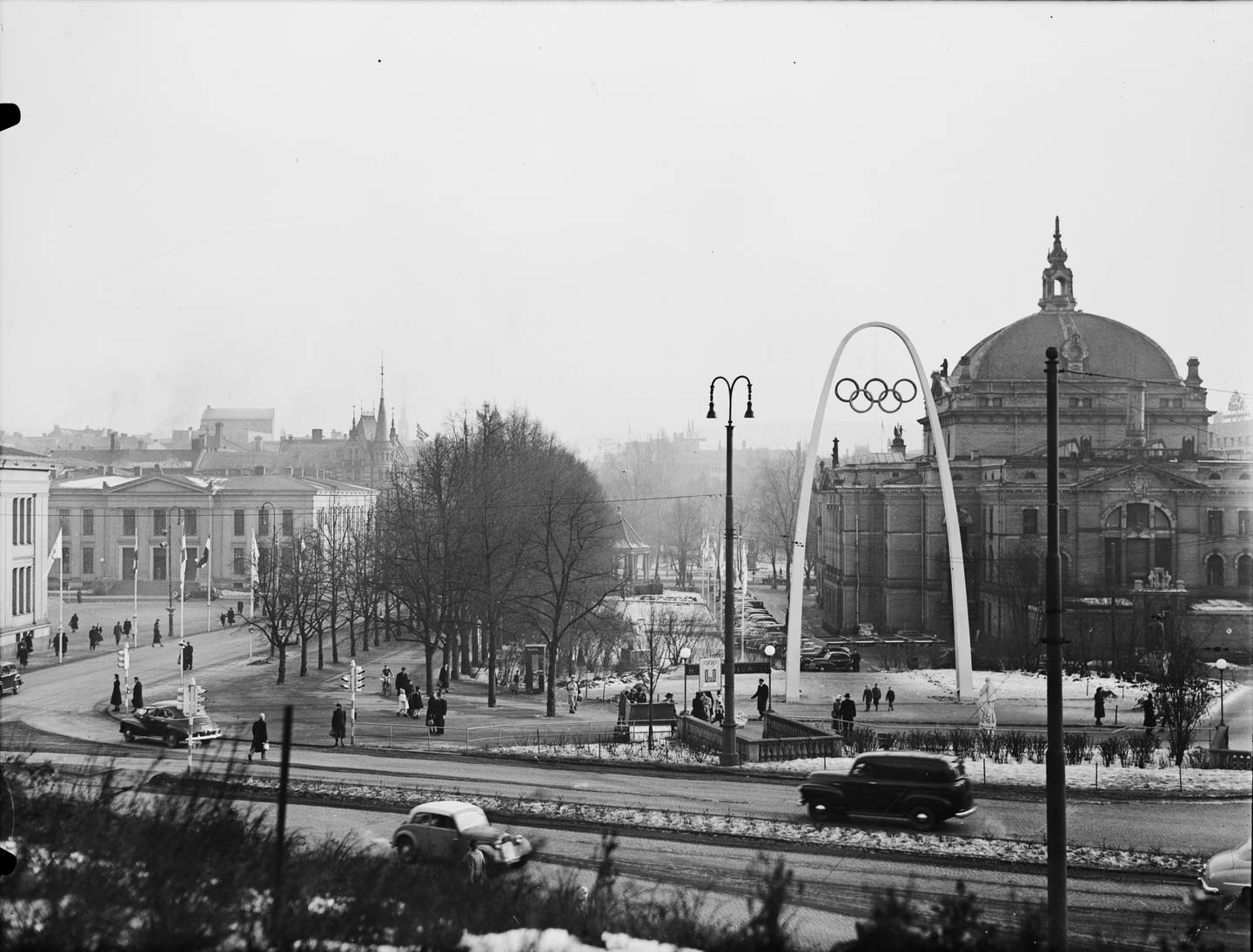 De olympiske ringene pynter opp Johanne Dybwads plass i Studenterlunden under OL i Oslo februar 1952.