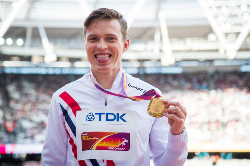 Slik ser gullmedaljen ut, tatt av tidenes første nordmann i en løpsøvelse i fridrett, Karsten Warholm.