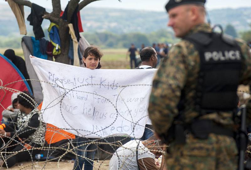 Flyktninger på grensen til Makedonia ber verden om hjelp. I løpet av neste år vil USA ta imot 10.000 syriske flyktninger. FOTO: ROBERT ATANASOVSKI/NTB SCANPIX