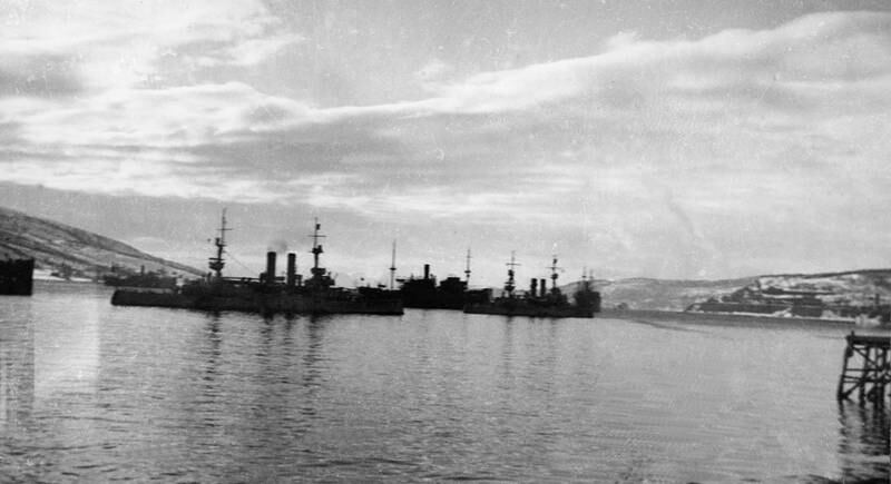 De to gamle norske panserskipene "Eidsvold" og "Norge" på Narvik  havn før de ble senket av tyskerne, som besatte Narvik uten kamp. FOTO: NTB SCANPIX