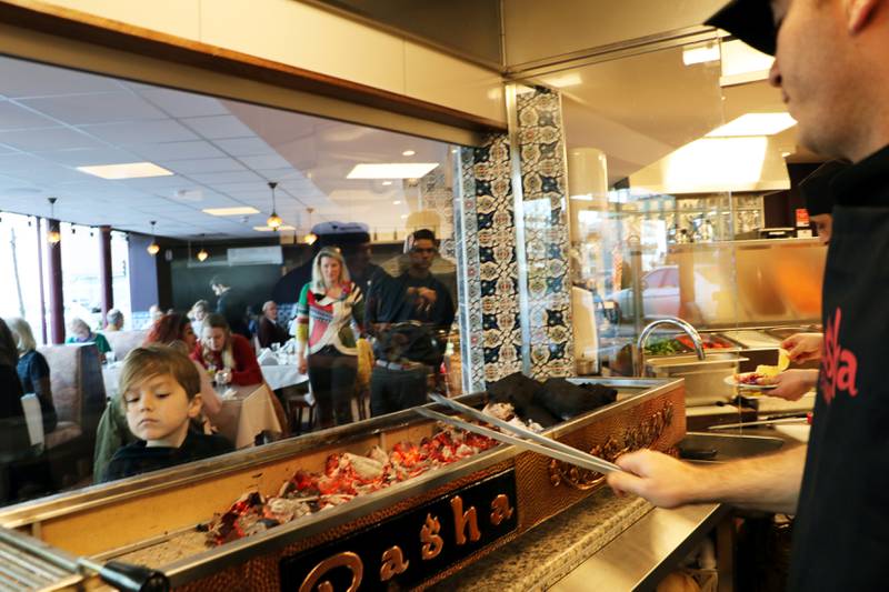 I restauranten Pasha foregår matlaging på kullgrill, og tilredningen kan følges gjennom glassvegg. 