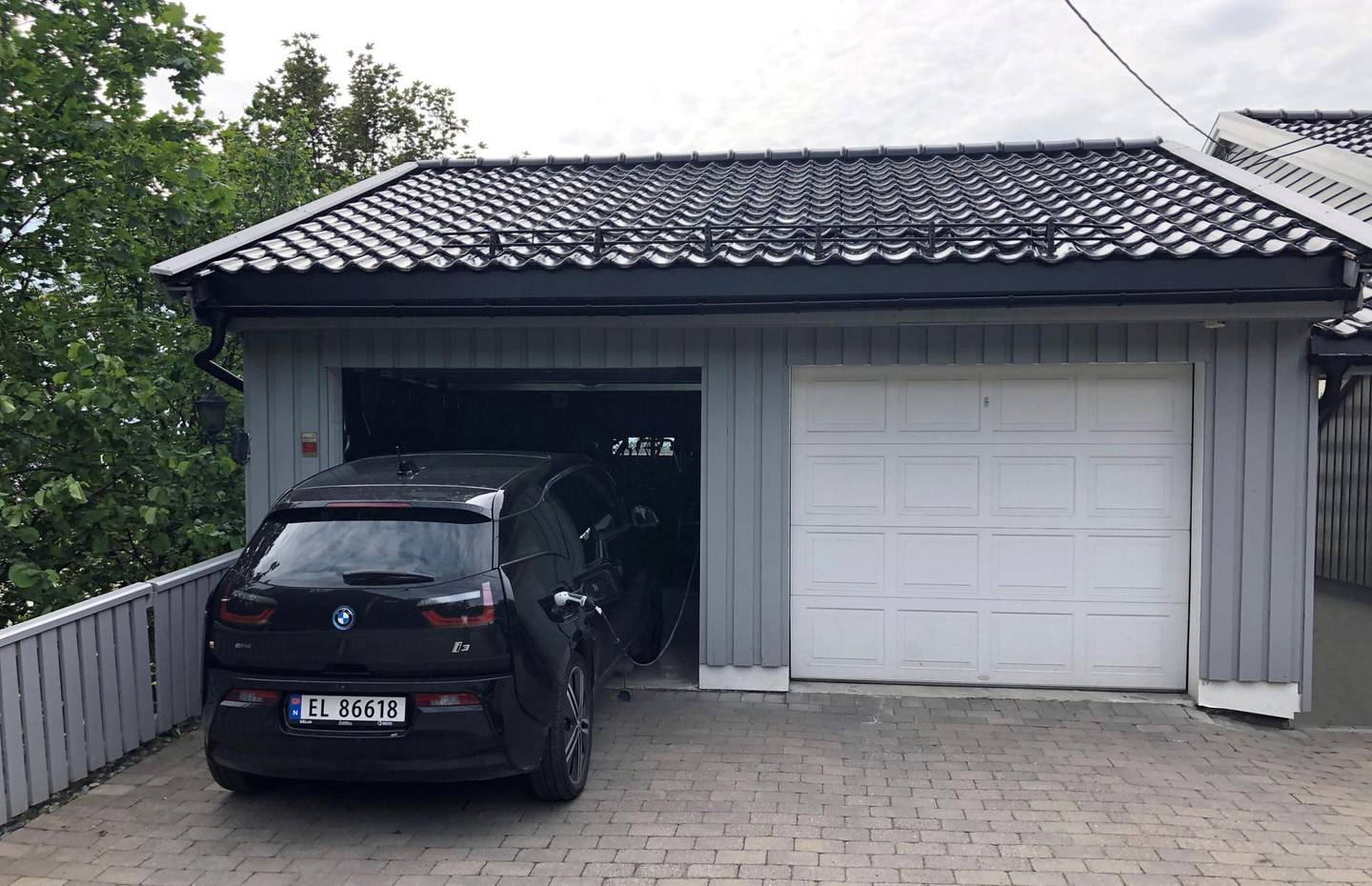 kort vei: Fra den andre siden av dette garasjetaket har Knut Riiber montert det andre solcelleanlegget sitt.FOTO: PRIVAT