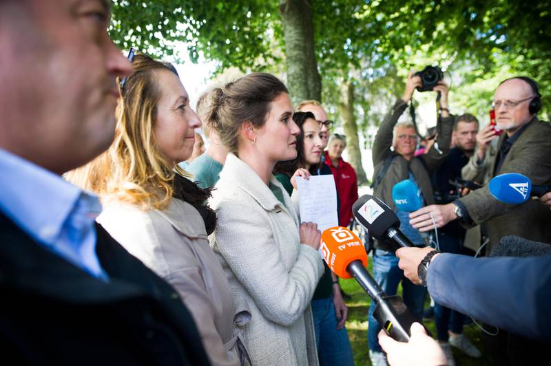 Ap Stavanger kalte inn til pressekonferanse i Byparken tirsdag klokken 15.30. Her viser Kari Nessa Nordtun (Ap) fram avtalen om hvem som skal styre Nye Stavanger.
