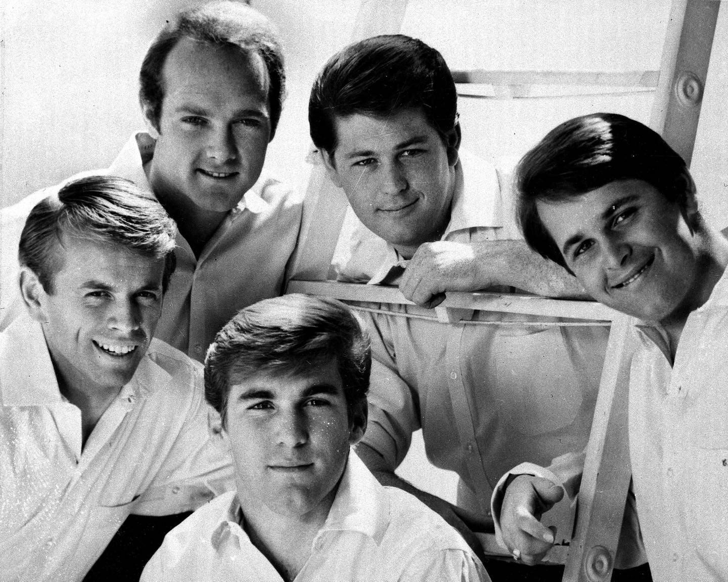 Brian Wilson øverst i midten med The Beach Boys, Al Jardine, Mike Love, Dennis Wilson og Carl Wilson.