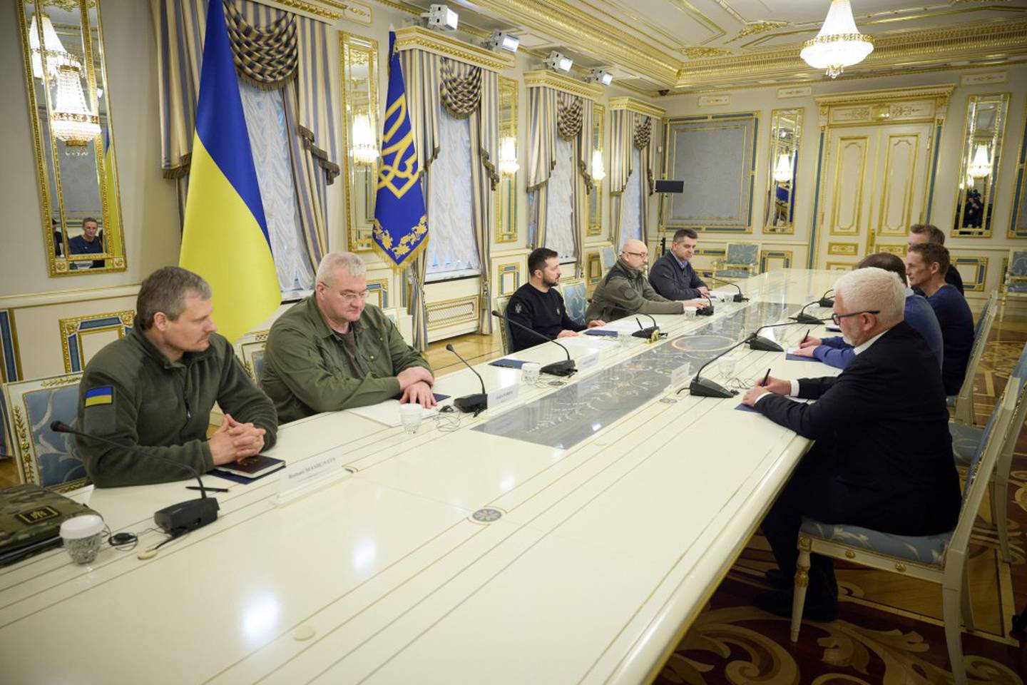 Volodymyr Zelenskyj og øvrige ukrainske ledere i dialog med den norske delegasjonen, som inkluderte forsvarsminister Bjørn Arild Gram og forsvarssjef Eirik Kristoffersen.