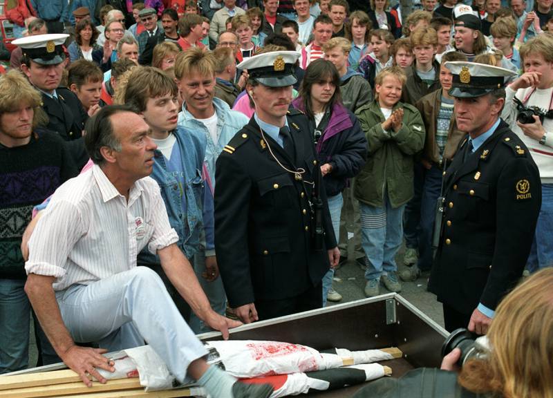 Folkemøtene til Arne Myrdal i Folkebevegelsen Mot Innvandring utviklet seg til reine gateslag i møte med antirasister på 80- og 90-tallet. Her fra Arendal i 1991. ARKIVFOTO: NTB SCANPIX