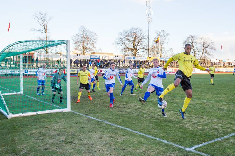 MFKs Rene Elshaug flikker ballen videre etter en corner.