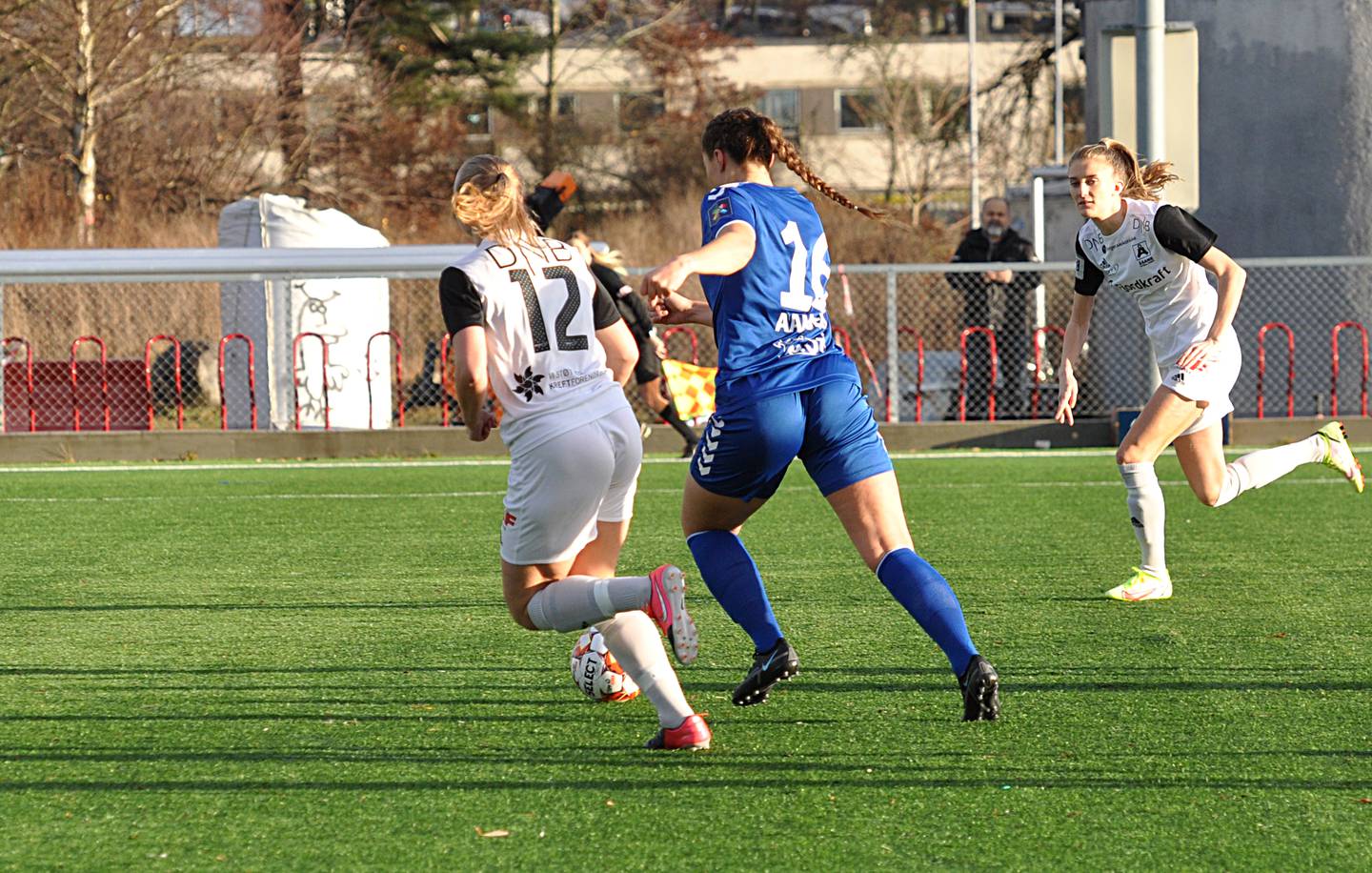 Anna Nerland Aahjem setter inn 1-0 for Lyn mot Åsane.