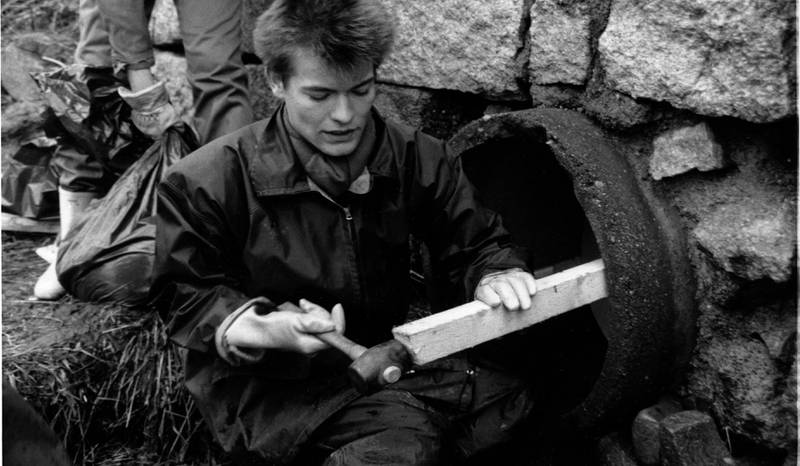 Natur og Ungdom i Drammen ble lei av å vente på politikerne. 23. mars 1988 tettet Frode Martinsen og hans NU-kamerater ett av rørene som brakte urenset kloakk rett ut i Drammenselva. FOTO: GEIR ARNE BORE/NTB SCANPIX