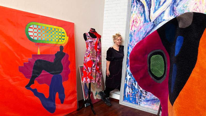 «Alle» rom i atelieret er fylt med malerier, grafikk, klær, teller og annen kunst gjennom hennes karriere. Foto: Arne Birkemo
