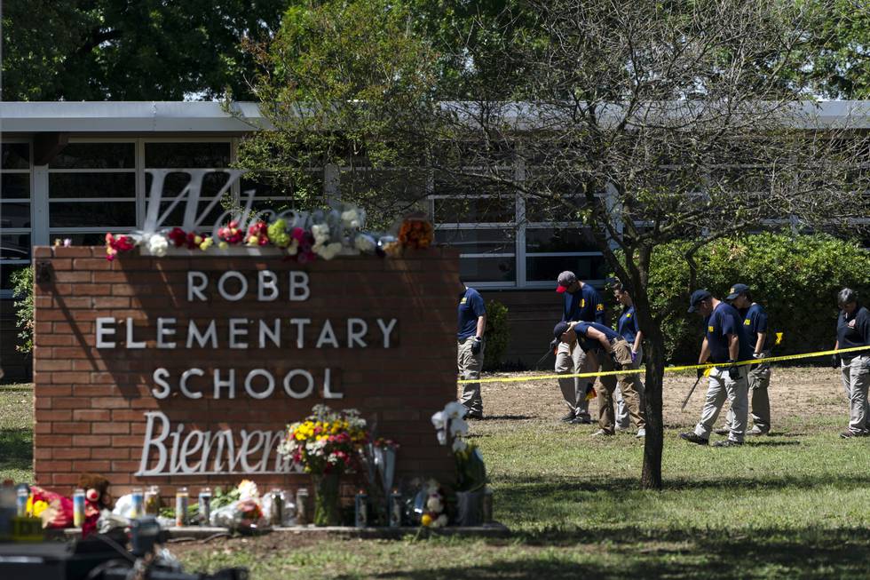 Etterlatte har tryglet ledelsen i byen Uvalde om å avskjedige skoledistriktets politisjef etter massakren der en 19 barn og to lærere ble drept i Uvalde i Texas i mai. Arkivfoto: Jae C. Hong / AP / NTB