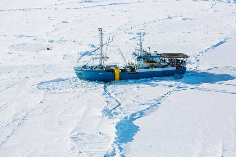 Nesten Nordpolen  20150421.
Forskningsskipet Lance ligger på 83 grader nord. Norsk polarinstitutt leder en ekspedisjon med norske og utenlandske forskere som skal undersøke isen i polhavet. I 6 måneder skal skipet ligge frosset fast her.
Foto: Tore Meek / NTB scanpix