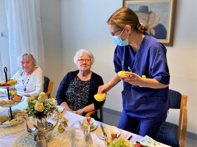 Scones med lemon curd hører med når avdeling Hvitveis ved Rolvsøy sykehjem inviterer beboerne til Afternoon tea. F.v: Frøydis Råen, Randi Elisabeth Lindahl og fagsykepleier Ingrid Abusdal.