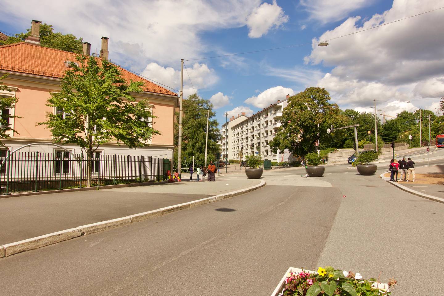 Inntil september 2019 kjørte 60-bussen hyppig nedover Kolstadgata, samme vei som mange av elevene gikk fra og til skolen.