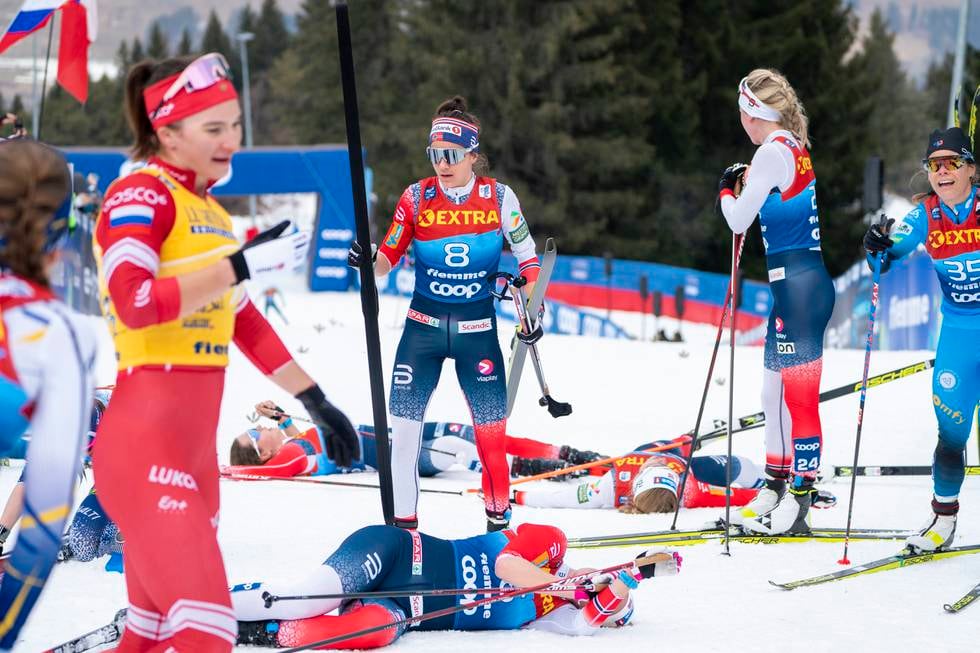 Heidi Weng (i midten) kom først opp alpinbakken i Val di Fiemme. Rundt henne ligger løperne strødd. Hvem kommer til start i OL?